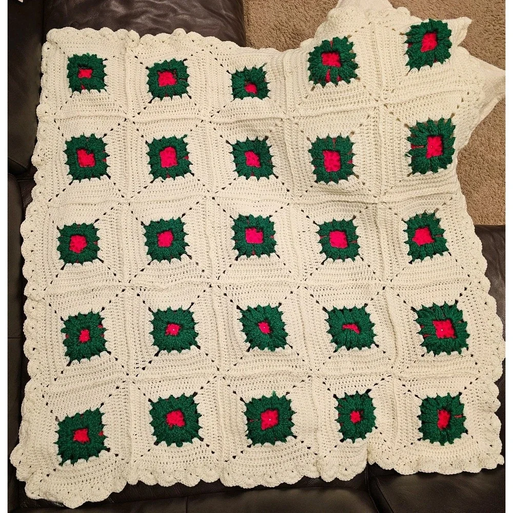 VNTG White w/ 3D Red Roses‎ Crotched Granny Squares 48